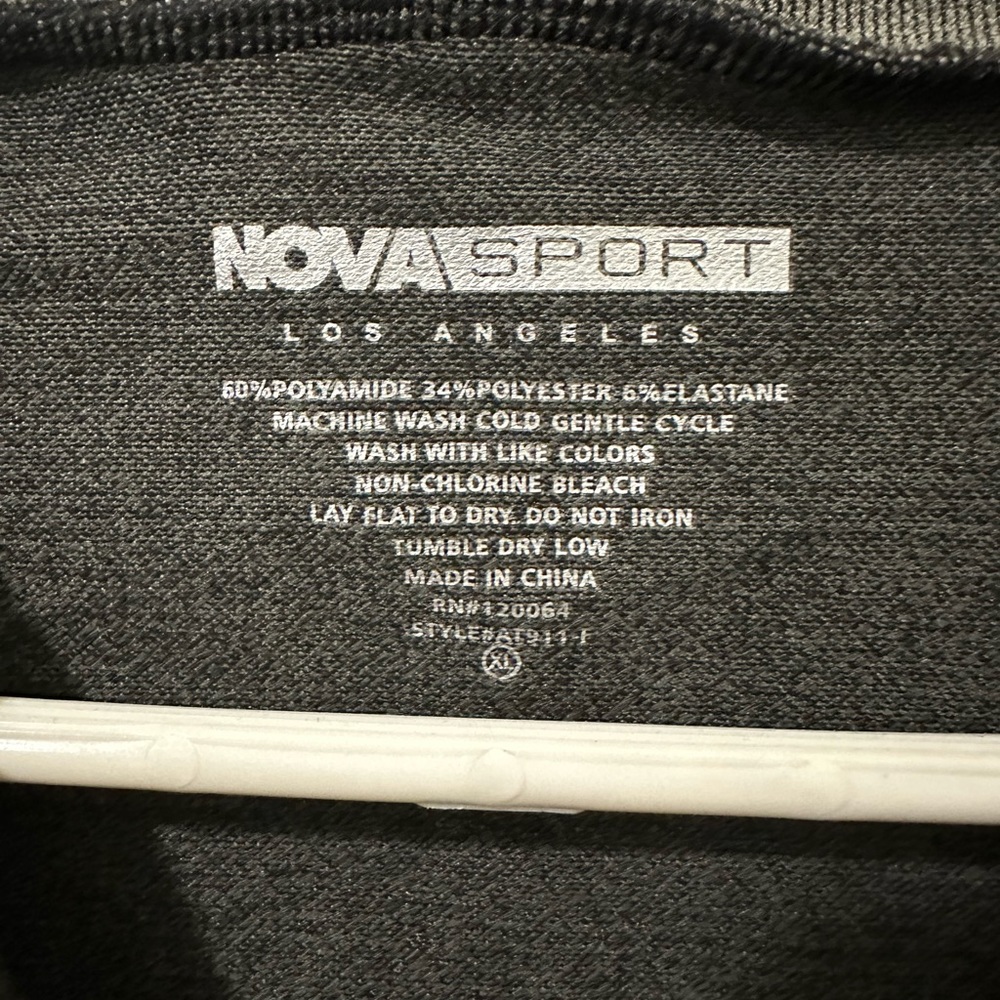 Fashion nova sports women’s top XL long sleeves with a zipper - Picture 2 of 10